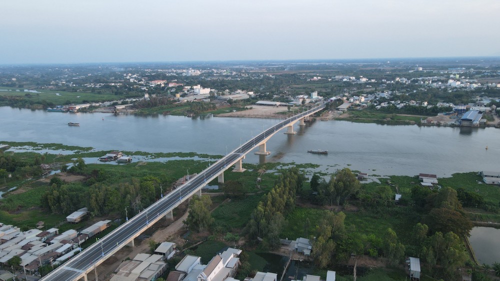 Chau Doc Bridge cau-chau-doc-giup-ket-noi-vung-phat-trien-kinh-te-dong-bang-trong-thoi-gian-toi-1995.jpg.jpg