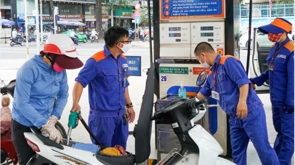 Petrol prices decrease sharply ahead of five-day holidays. xangdau-npxr-8452.jpg.jpg
