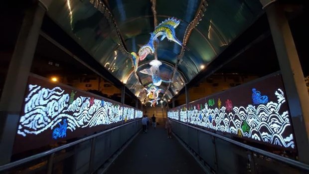Hanoi's Tran Nhat Duat pedestrian bridge illuminated at night. (Photo: VNA) smart_city.jpg