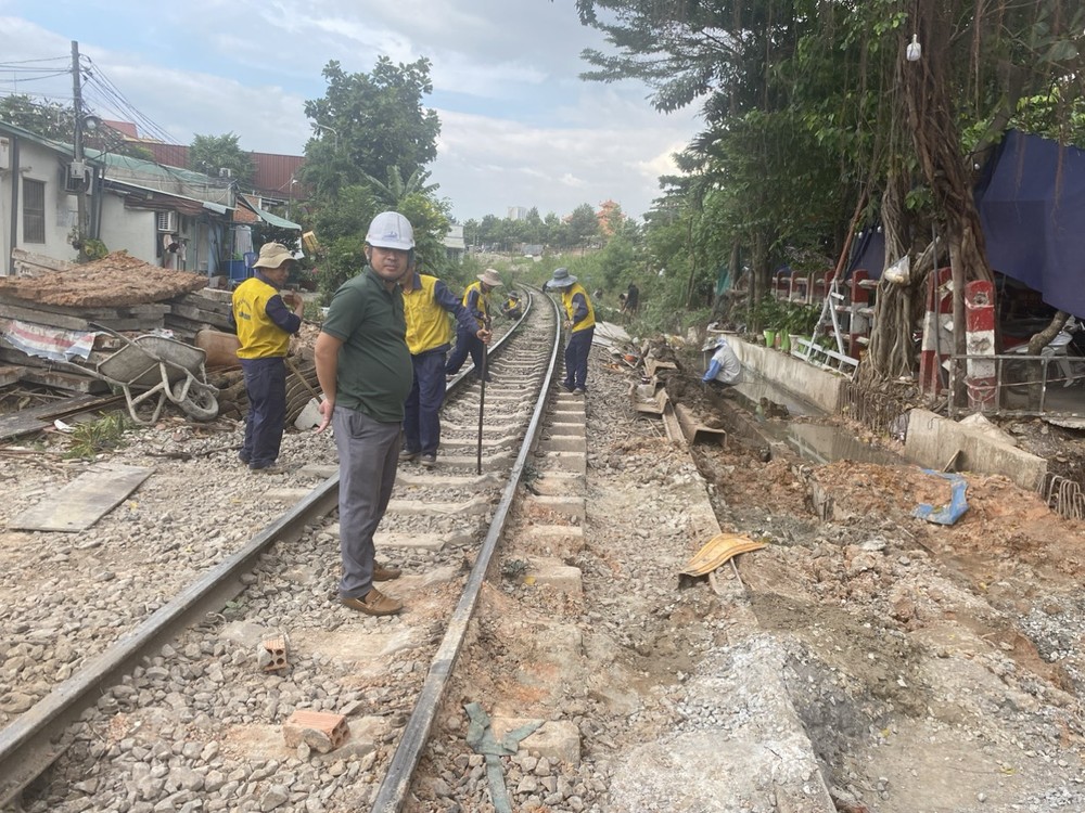 The drainage system along the railway track in Linh Dong Ward, Thu Duc City has been completed and is under surface restoration. z5388082681166-88c7ed1e0ec8103aac07b3fbd201b860-4888.jpg.jpg