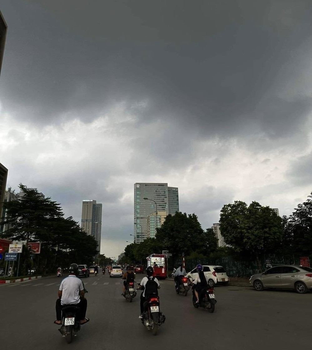 A thundery rain occurs in the capital city of Hanoi. (Photo:L.T) img-9070-985.jpeg.jpg
