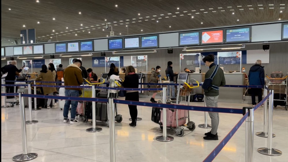 Passengers are performing check- in procedures at Charles de Gaulle Airport in Paris, France. 1-2022-hanh-khach-vietnam-airlines-lam-thu-tuc-tai-san-bay-charles-de-gaule-paris-phap-432.jpg.jpg