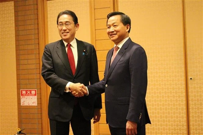 Deputy Prime Minister Le Minh Khai (R) and Japanese Prime Minister Kishida Fumio at their brief meeting in Tokyo on May 23. (Photo: VNA) k.jpg