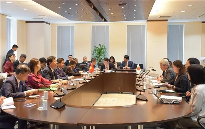 At Deputy PM Le Minh Khai's reception for President of the Japan International Cooperation Agency (JICA) Tanaka Akihiko in Tokyo on May 23. (Photo: VNA) lmk.jpg