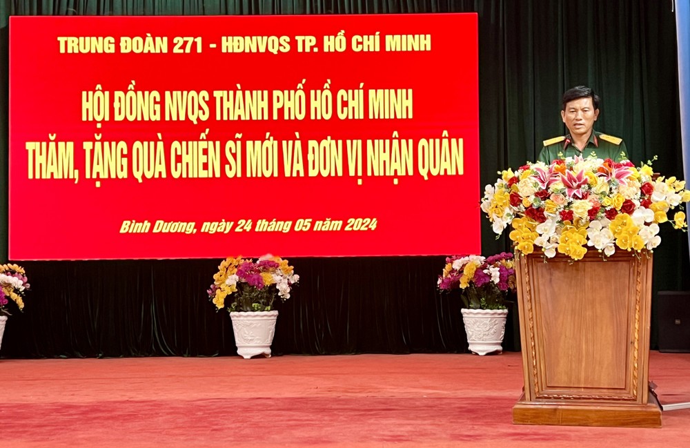 Lieutenant Colonel Nguyen Duc Thanh, Deputy Regiment Commander of the 271st Regiment reports at the meeting. z5471125545052-548cd0750e91abfefa396ca2400fd512-6051.jpg.jpg