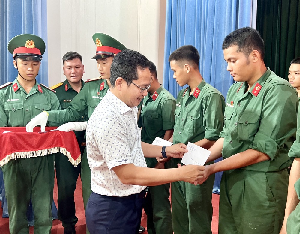 Vice Chairman of the Vietnam Fatherland Front Committee of Ho Chi Minh City Pham Minh Tuan offers gifts to newly enlisted soldiers. z5471125703372-97e2be6dcecf8e1e06d5ee59dad3468c-3974.jpg.jpg