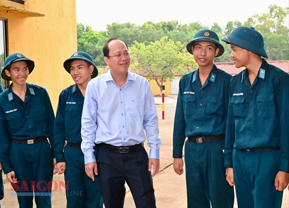Permanent Deputy Secretary of the Ho Chi Minh City Party Committee Nguyen Ho Hai encourages the new soldiers to perform their duties well. z5484086188791-812a92b0289d068d1b1264af64626650-7841.jpg.jpg