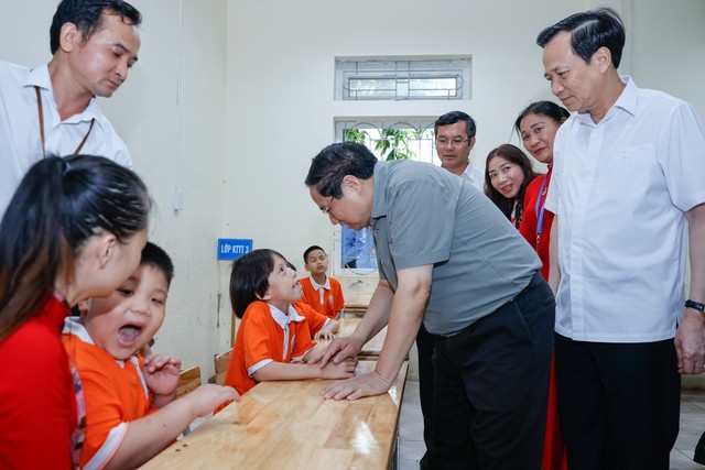 PM Pham Minh Chinh and children at the Hanoi nursing center for children with disabilities on May 31. (Photo: Viet Chung) 2-6916.jpg.jpg