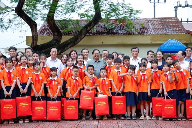 PM Pham Minh Chinh and officials present gifts to children at the Hanoi nursing center for children with disabilities on May 31. (Photo: Viet Chung) 6-4424.jpg.jpg