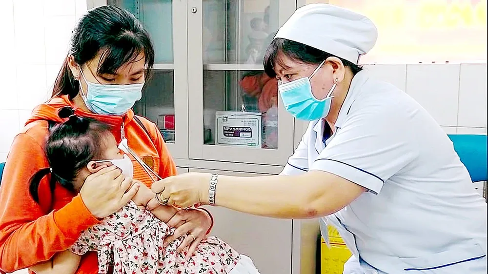 Providing Vitamin A doses to children in Hanoi (Photo: VNA) tc.jpg