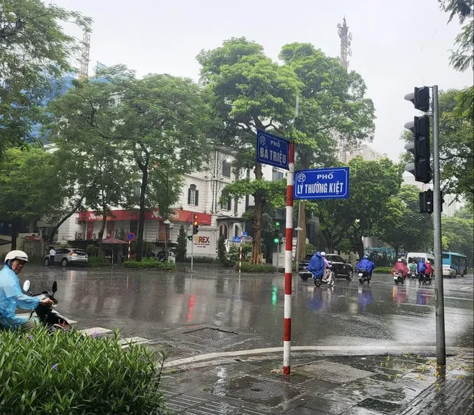 The capital city of Hanoi has been covered with persistent rains. (Photo: N.L) hn.jpg