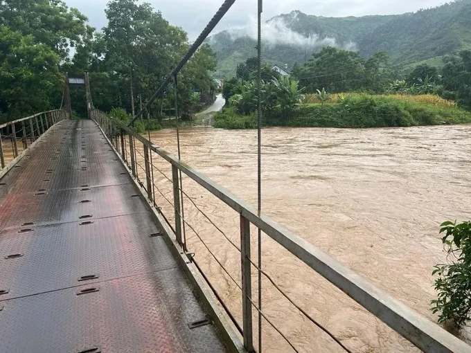 The river water is still rising in Van Chan District, Yen Bai Province. s.jpg