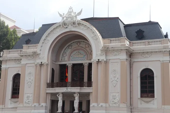 A half-mast flag is hung on the flagpole in front of the Ho Chi Minh City Opera House. (Photo: Nguyen Tuyet) NH1.jpg