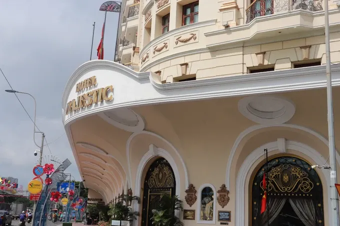 The Majestic Hotel on Dong Khoi Street in District 1, Ho Chi Minh City lowers a national flag to half-mast. (Photo: Nguyen Tuyet) NH2.jpg