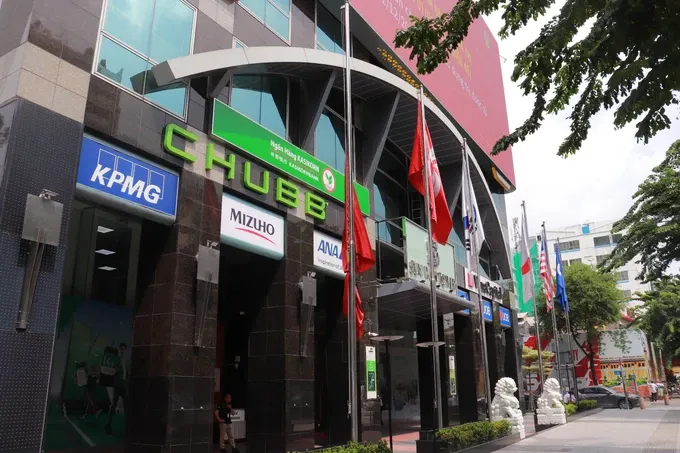 Several buildings and facilities along Nguyen Hue Street District 1, Ho Chi Minh City also simultaneously display mourning flags. (Photo: Nguyen Tuyet) NH4.jpg