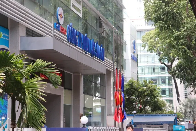 Several buildings and facilities along Nguyen Hue Street District 1, Ho Chi Minh City also simultaneously display mourning flags. (Photo: Nguyen Tuyet) NH5.jpg