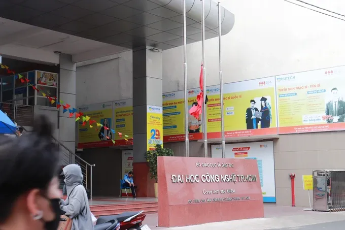The national flag is adorned with a black ribbon at the Ho Chi Minh City University of Technology, Ung Van Khiem Street, Binh Thanh District, Ho Chi Minh City. (Photo: Nguyen Tuyet) NH6.jpg