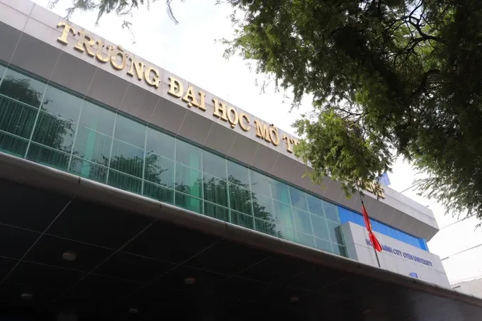 Ho Chi Minh City Open University in District 3, Ho Chi Minh City hangs a mourning black flag at its entrance. (Photo: Nguyen Tuyet) NH7.jpg