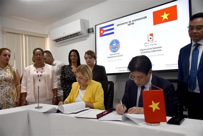 At the signing of the cooperation agreement between the Vietnam Bar Federation and the National Organisation of Collective Law Firms of Cuba (Photo: VNA) HINH.jpg