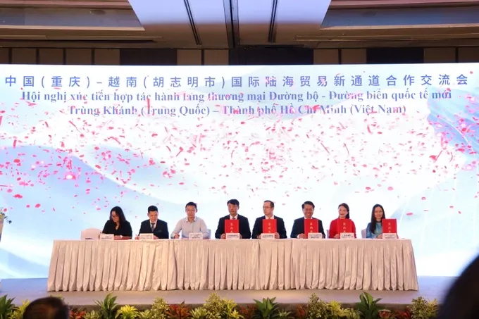 Vietnamese and Chinese businesses sign cooperation deals at the conference. HT.jpg