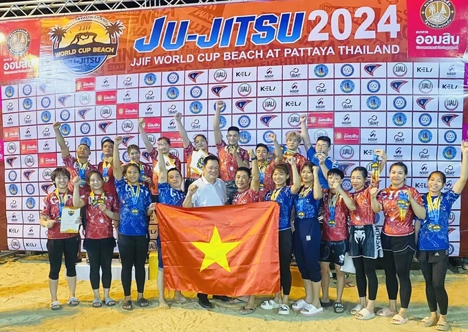 The Vietnamese jujitsu team at Jujitsu International Federation World Cup Beach 2024 (Photo: Thach Tran) Ju.jpg