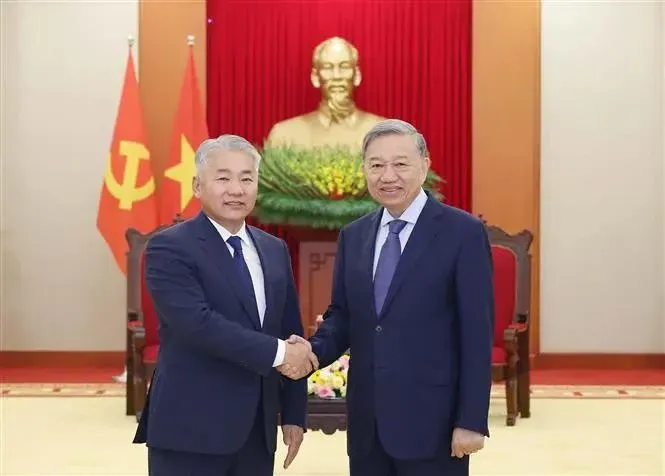 Party General Secretary To Lam (right) and Mongolian Minister for Food, Agriculture and Light Industry Jadamba Enkhbayar. (Photo: VNA) 2.jpg
