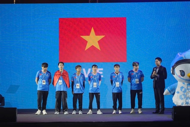 Vietnamese players on the stage for the silver of the AEG 2024's Arena of Valor event on November 29 in Bangkok, Thailand. (Photo of VIRESA) VN.jpg