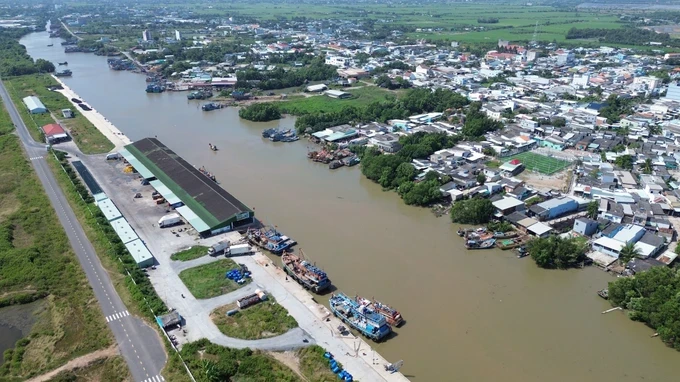 More than 800 vessels in Tien Giang Province move to safe shelters to avoid storm Pabuk. TAU.jpg