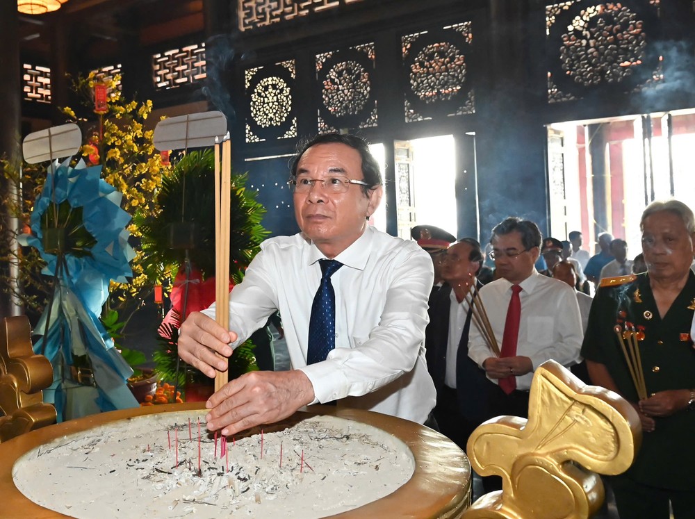 Secretary of the Ho Chi Minh City Party Committee Nguyen Van Nen offers incense at Ben Duoc Martyrs Memorial Temple. (Photo: SGGP/ Viet Dung) img-6647-2541-9196.jpeg.jpg