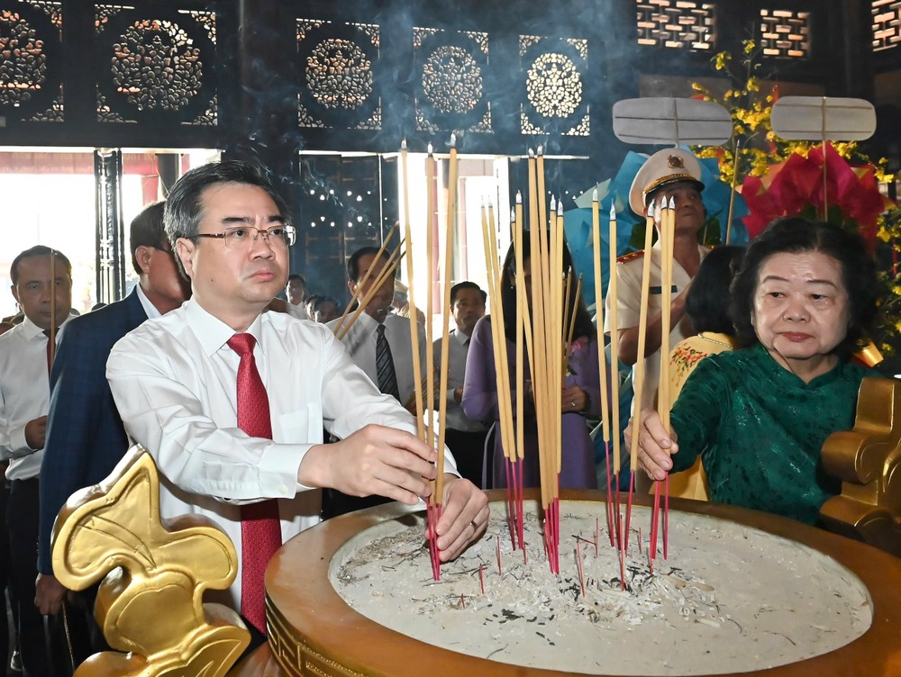 Permanent Deputy Secretary of the Ho Chi Minh City Party Committee Nguyen Thanh Nghi offers incense at Ben Duoc Martyrs Memorial Temple. (Photo: SGGP/ Viet Dung) img-6648-8222-9168.jpeg.jpg