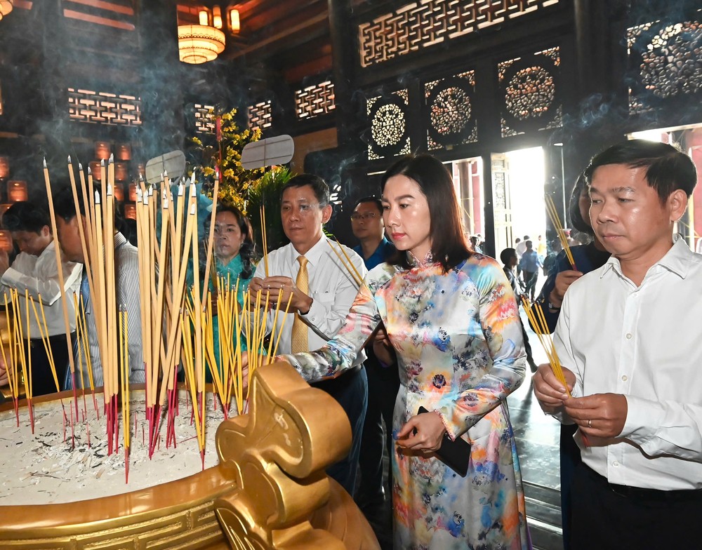 The delegation offers incense. (Photo: SGGP/ Viet Dung) img-6649-1330-9891.jpeg.jpg