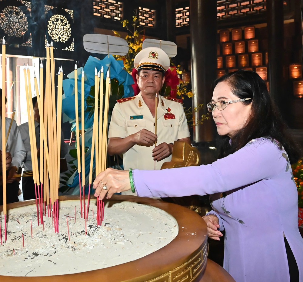 Chairwoman of the Ho Chi Minh City People's Council Nguyen Thi Le offers incense at Ben Duoc Martyrs Memorial Temple. (Photo: SGGP/ Viet Dung) img-6653-5666-3045.jpeg.jpg
