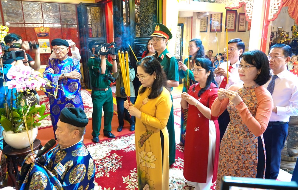 Ho Chi Minh City leaders sincerely offer incense in memory of ancestors at the main hall of the National Historical Cultural Site of the Tomb of Le Van Duyet at the “Khai Ha - Cau An” Festival. (Photo: SGGP/ Thuy Binh) dsc09012-9220-178.jpg.jpg