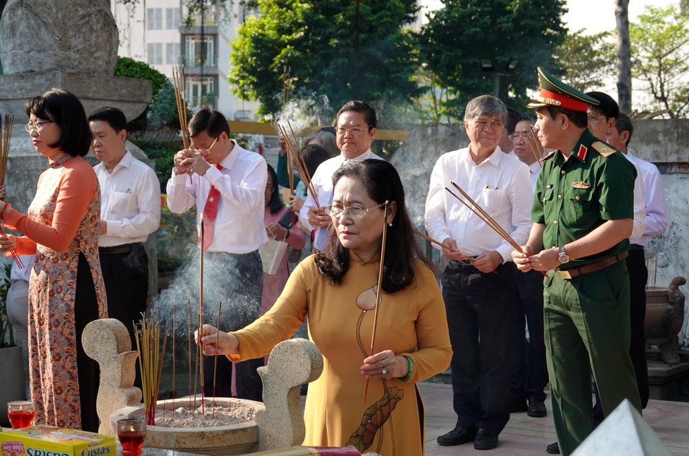 Chairwoman of the Ho Chi Minh City People’s Council Nguyen Thi Le offers incense at the tomb of Le Van Duyet. (Photo: SGGP/ Thuy Binh) dsc09158-9377-390.jpg.jpg