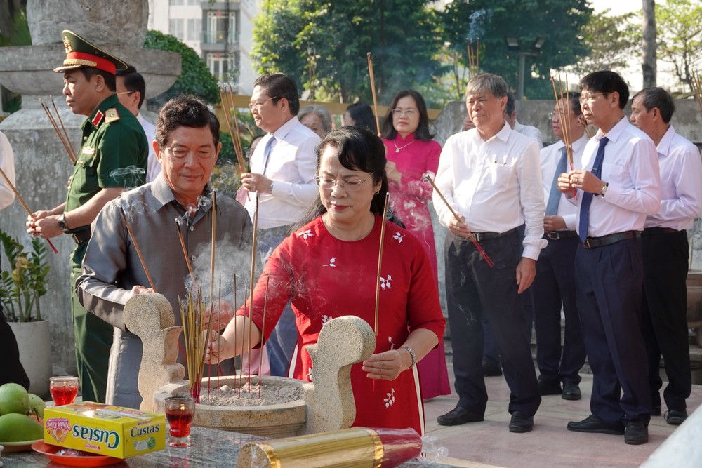 Head of the Ho Chi Minh City Party Committee's Inspection Commission Tran Kim Yen offers incense at the tomb of Le Van Duyet. (Photo: SGGP/ Thuy Binh) dsc09161-9502-4380.jpg.jpg