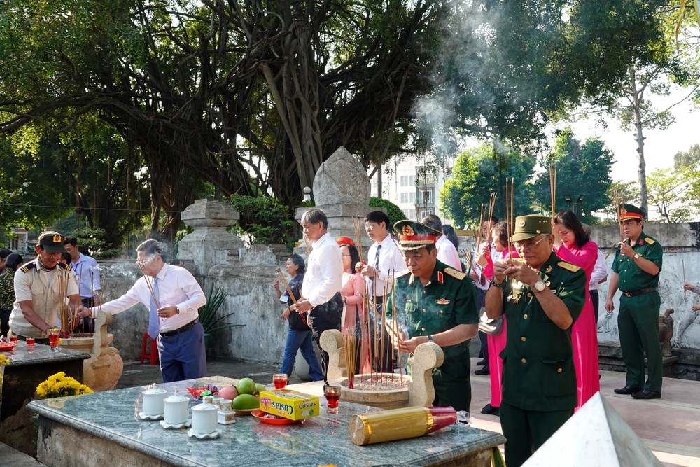 HCMC's leaders and visitors offer incense at the tomb of Le Van Duyet. (Photo: SGGP/ Thuy Binh) dsc09186-8238-4145.jpg.jpg