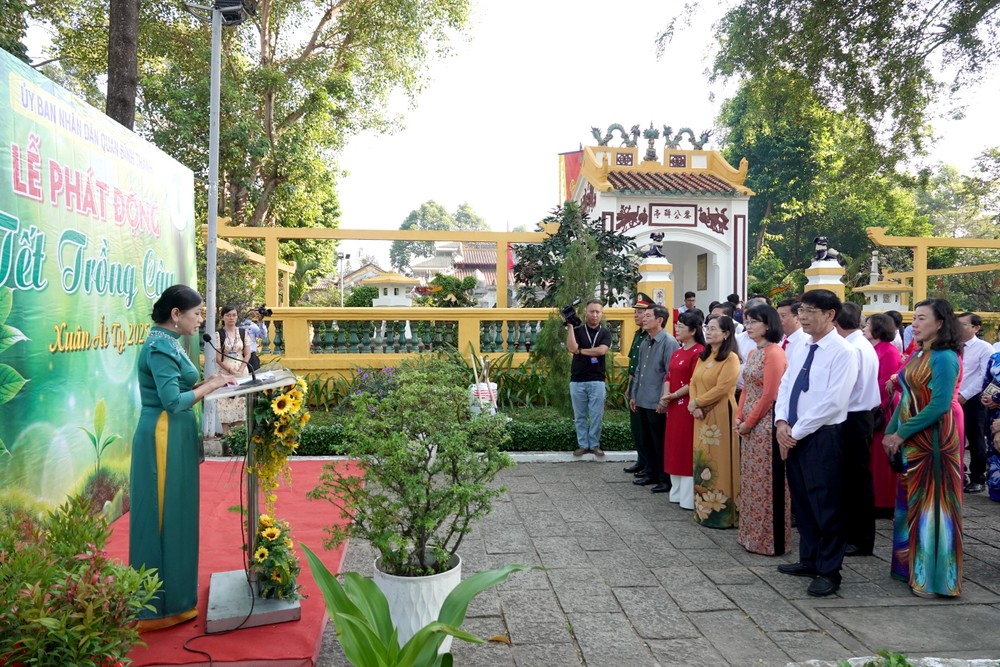 Ho Chi Minh City leaders participate in a tree-planting ceremony. (Photo: SGGP/ Thuy Binh) dsc09238-1715-3381.jpg.jpg