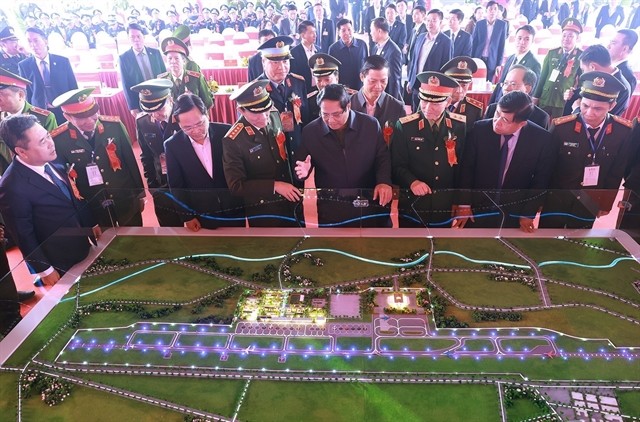 Prime Minister Pham Minh Chinh observes the miniature model of Gia Binh Airport in December 2024. 405944_109.jpg