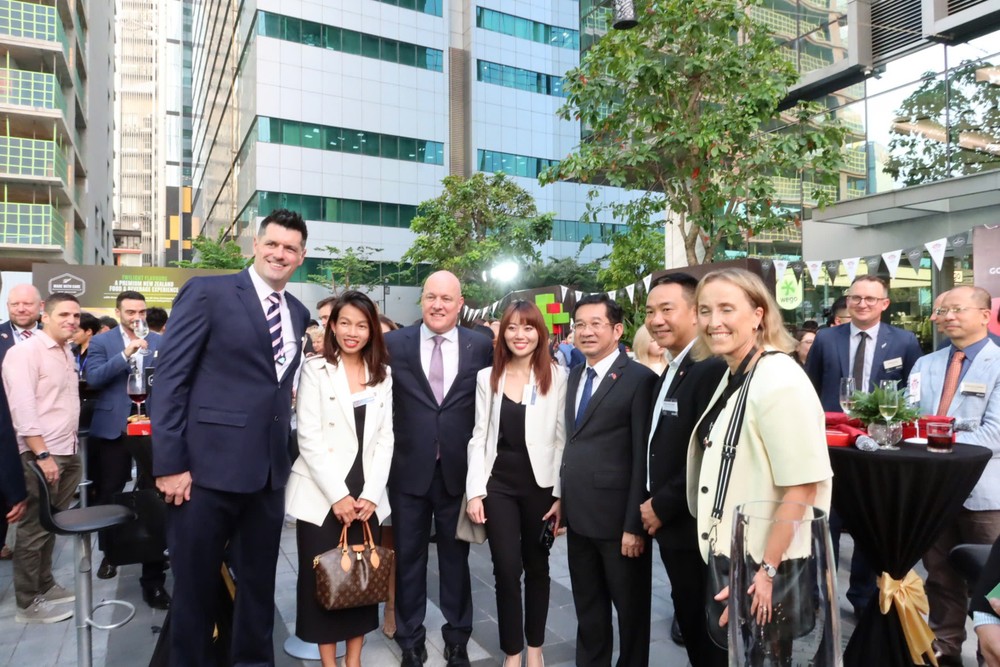 Standing Vice Chairman of the Ho Chi Minh City People's Committee Duong Ngoc Hai and New Zealand Prime Minister Christopher Luxon attend the New Zealand Food and Beverage (F&B) Exhibition. (Photo: SGGP/ Thuy Vu) 1.jpg