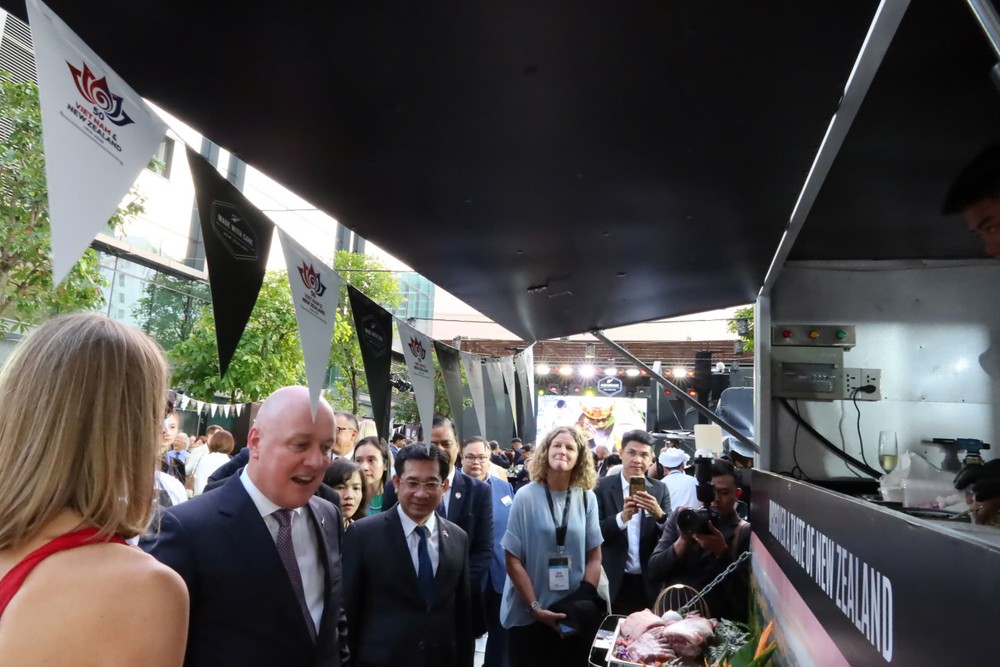 Standing Vice Chairman of the Ho Chi Minh City People's Committee Duong Ngoc Hai and New Zealand Prime Minister Christopher Luxon attend the New Zealand Food and Beverage (F&B) Exhibition. (Photo: SGGP/ Thuy Vu) 2.jpg
