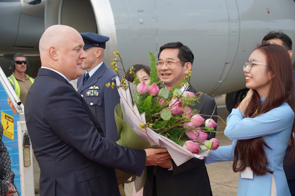 Standing Vice Chairman of the Ho Chi Minh City People's Committee Duong Ngoc Hai welcomes New Zealand Prime Minister Christopher Luxon at Tan Son Nhat Airport. (Photo: SGGP/ Thuy Vu) PM1.jpg