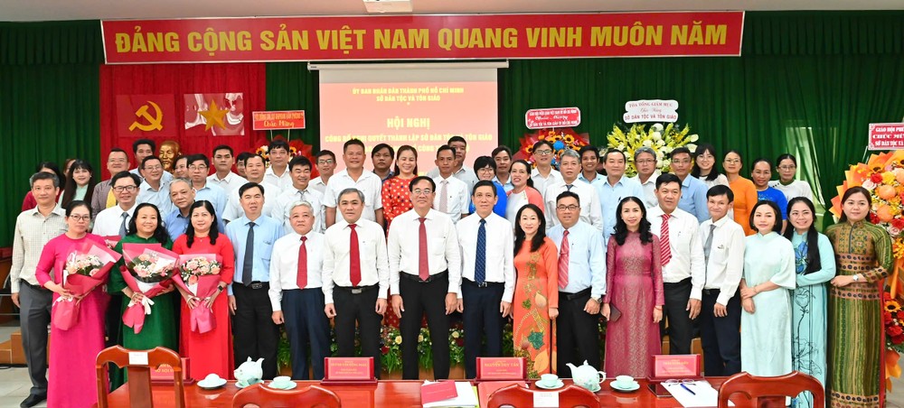 Collective of the Ho Chi Minh City Department of Ethnic Minorities and Religious Affairs takes a photo at the conference. (Photo: SGGP/ Viet Dung) z6375814226929-80c7e56ff458e8c240b1d629632707d6-5939-7636.jpg.jpg