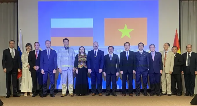 The leadership of Ho Chi Minh City and representatives of the staff of the Russian Consulate General in Ho Chi Minh City (Photo: SGGP/ Xuan Hanh) anh-viber-2025-03-05-20-51-25-543-2876-237.jpg