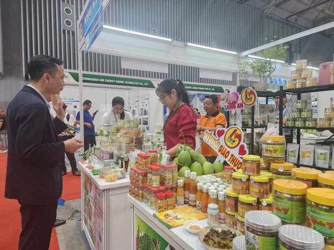 A booth showcases agricultural products from Long An Province. (Photo: SGGP/ Duc Trung) 20250312-091719-5725-4452.jpg