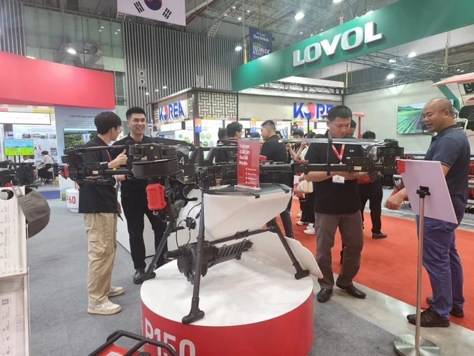 Various agricultural machineries are displayed at the the Agritechnica ASIA Vietnam 2025. (Photo: SGGP/ Duc Trung) 20250312-100127-2241-2382.jpg