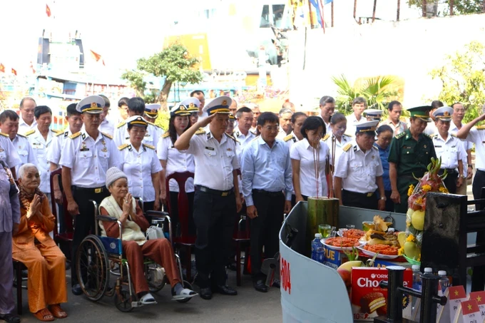 Participants at the ceremony commemorate 64 naval officers and soldiers who sacrificed their lives on Gac Ma (Johnson South) Reef, part of Vietnam's Truong Sa (Spratly), to defend the nation's sovereignty over seas and islands 37 years ago. img-4323-3091-3036.jpg