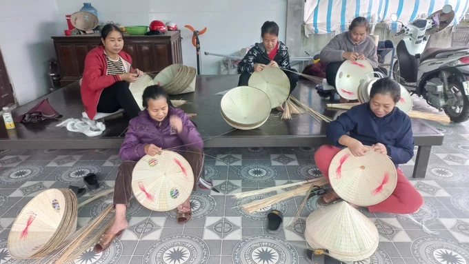 Quang Tan Commune has been famous for making traditional conical hats for a long time. 1000058184-3890-9778.jpg