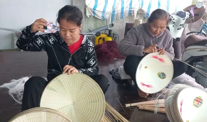 Local residents make a living from the conical hats- making industry. 1000058188-6003-5036.jpg