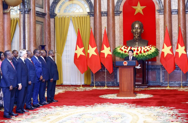 State President Luong Cuong welcomes the foreign ambassadors on March 17. (Photo: VNA) vna-potal-chu-tich-nuoc-luong-cuong-tiep-dai-su-6-nuoc-toi-trinh-quoc-thu-7917026.jpg