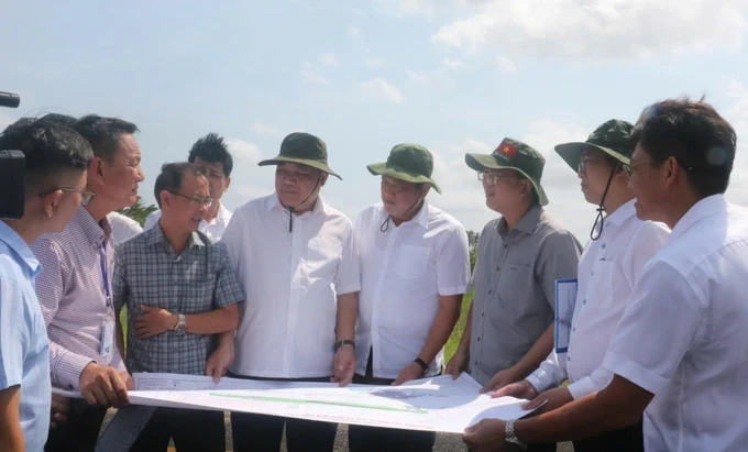 Secretary of the Ca Mau Provincial Party Committee Nguyen Ho Hai (third from right) inspects the site clearance work of the Ca Mau Airport expansion and upgrade project. 204979eb7949c8179158-3010-6392.jpg